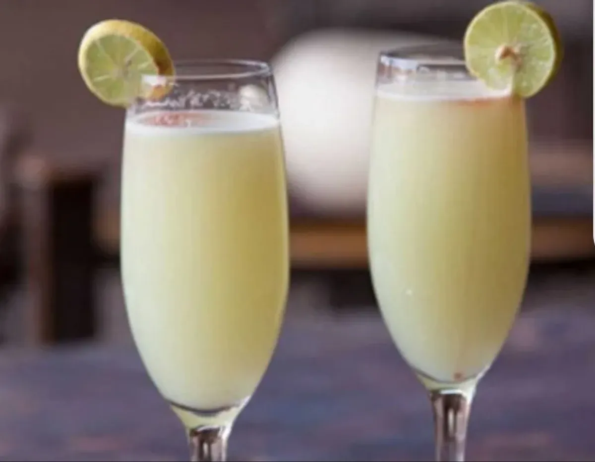 Dos copas de pisco sour