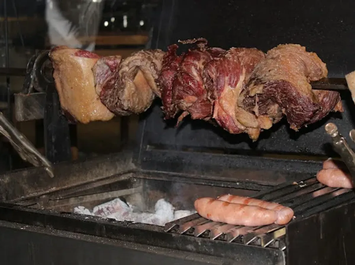 Asado al palo en la parrilla del quincho durante un matrimonio